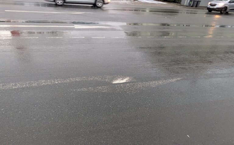 Erneuerung von Fahrbahnmarkierungen dringend notwendig